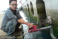 蘆州海邊鑽孔安裝停船用的橡膠墊